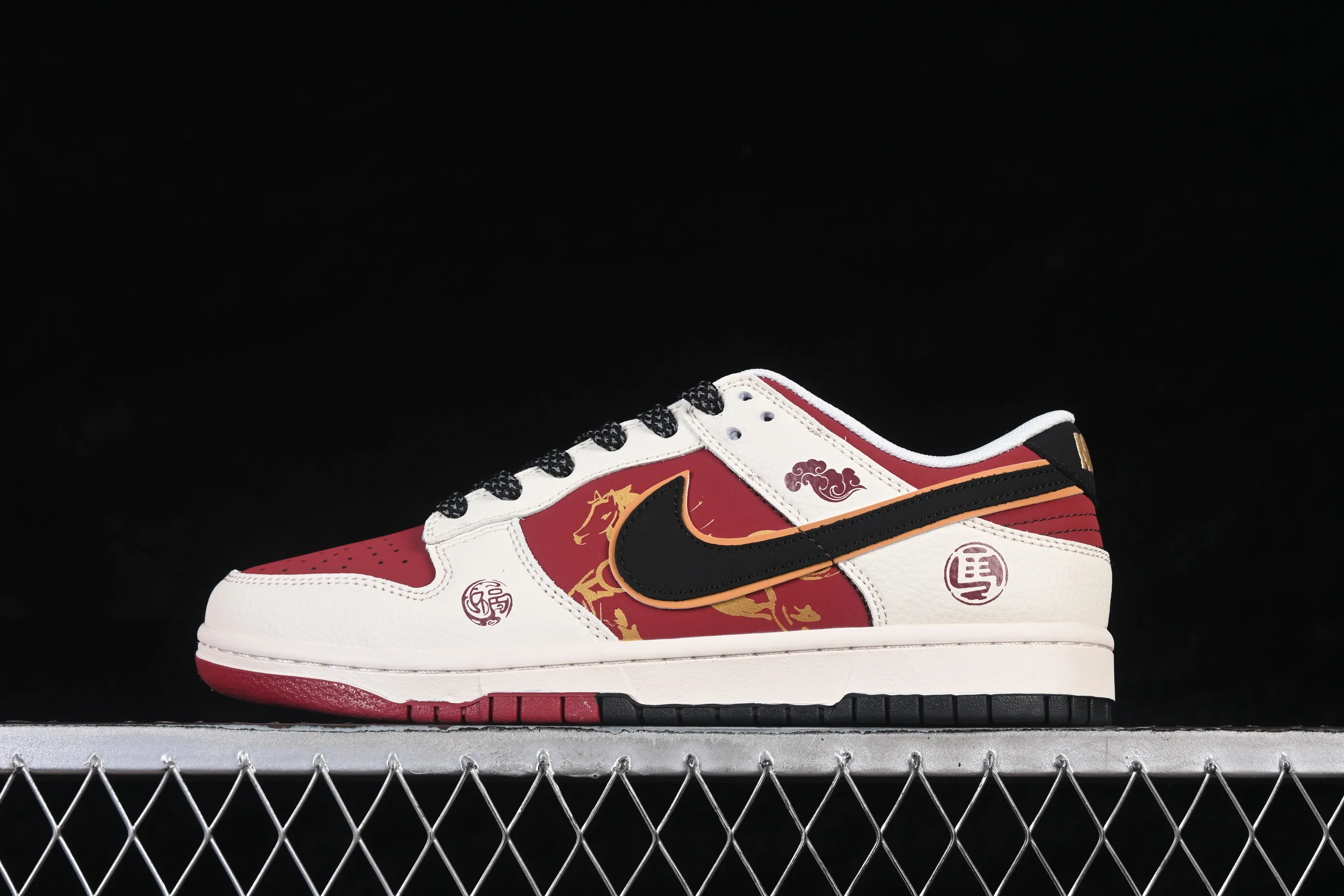 All categories Nk SB Dunk Series Nk SB Dunk Low High-end customized low-top sneakers Nike SB Dunk Low Limited to the Year of the Horse Amber Red High-end customized low-top casual sneakers QW5288-113